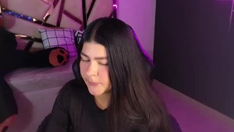 Snapshot of emmalee_a chatting on 02.11.25 Emma online show from 02.11.25