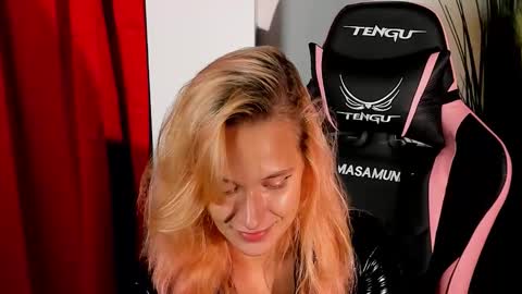 Snapshot of emmyfoxx_ chatting on 10.16.25 Emmy online show from 10.16.25