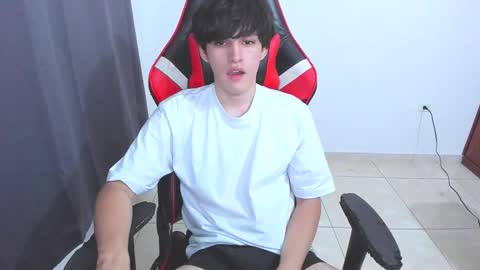 Snapshot of eren_tatakae chatting on 10.15.25 eren_tatakae online show from 10.15.25