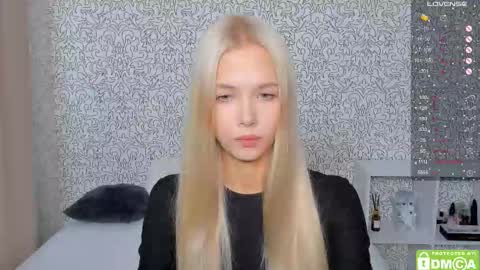 Snapshot of eshcka chatting on 10.03.25 Megan and Brad online show from 10.03.25