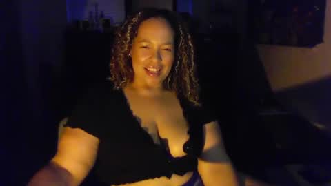 Snapshot of esmeluvs chatting on 10.06.25 Esme Luv online show from 10.06.25