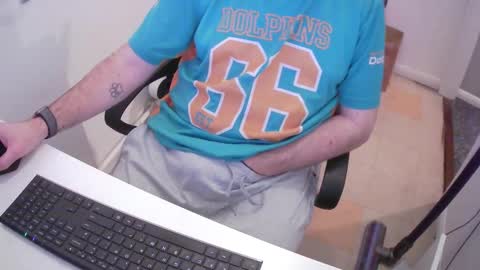 Snapshot of essex_wild chatting on 12.21.24 Morph online show from 12.21.24