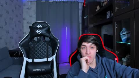 Snapshot of esthetics_boys chatting on 02.21.25 LOUIS online show from 02.21.25