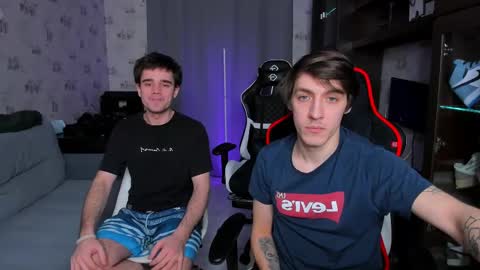 Snapshot of esthetics_boys chatting on 02.28.25 LOUIS online show from 02.28.25