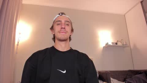 Snapshot of esthetics_boys chatting on 09.16.25 LOUIS online show from 09.16.25