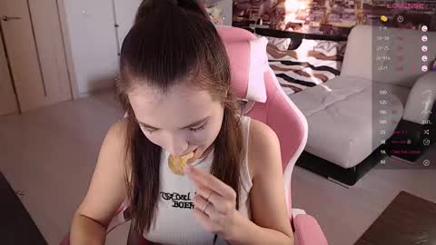 Snapshot of eva_davie chatting on 02.20.25 Eva online show from 02.20.25