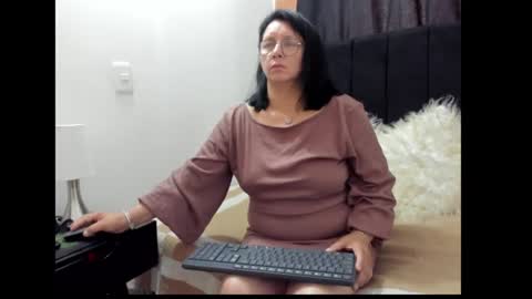 Snapshot of evaaross chatting on 01.05.25 Eva online show from 01.05.25