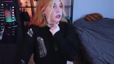 Snapshot of evaredmooon chatting on 02.17.25 Moon online show from 02.17.25