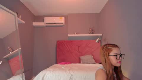 Snapshot of everyh chatting on 09.09.25 Sophia online show from 09.09.25