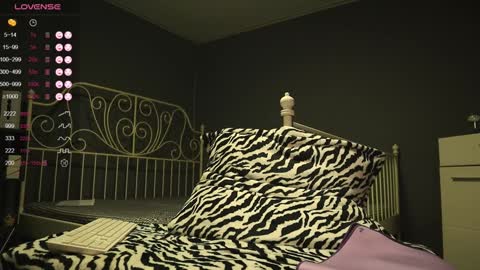 Snapshot of extra_topping chatting on 01.10.25 extra_topping online show from 01.10.25