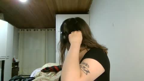 Snapshot of ezlngirl chatting on 12.06.24 Aimee online show from 12.06.24