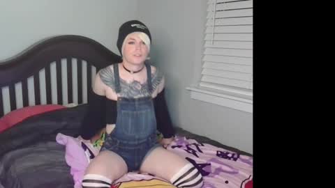 Snapshot of femboydee73 chatting on 10.02.25 Dee online show from 10.02.25