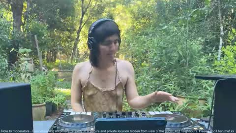 Snapshot of fernydew chatting on 11.05.25 Fern next stream 430pm Monday PST online show from 11.05.25