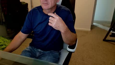 Snapshot of finding_ross chatting on 11.01.25 Ross online show from 11.01.25