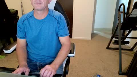 Snapshot of finding_ross chatting on 11.02.25 Ross online show from 11.02.25