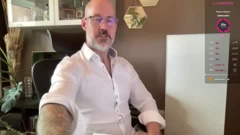 Snapshot of fit_rubinho chatting on 10.31.25 Rubn online show from 10.31.25