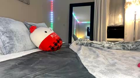 Snapshot of flexyroxxxy chatting on 12.17.24 Roxy online show from 12.17.24