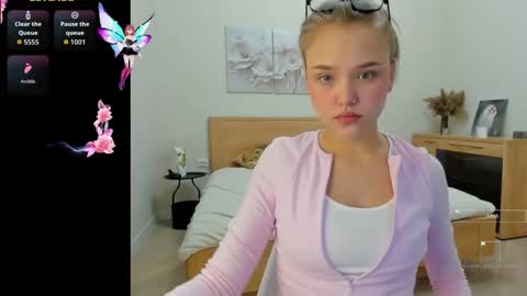 Snapshot of flooora_0 chatting on 10.13.25 Mona online show from 10.13.25