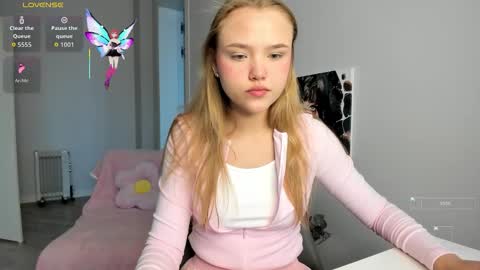 Snapshot of flooora_0 chatting on 10.14.25 Mona online show from 10.14.25