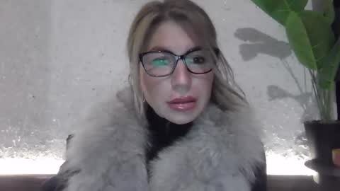 Snapshot of fox_red_lady7 chatting on 12.03.24 fox_red_lady7 online show from 12.03.24