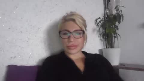 Snapshot of fox_red_lady7 chatting on 10.18.25 fox_red_lady7 online show from 10.18.25