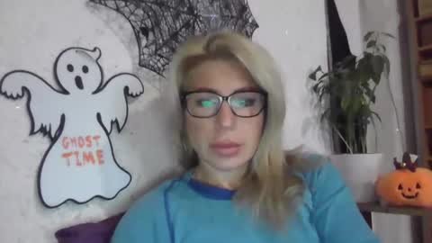 Snapshot of fox_red_lady7 chatting on 10.27.25 fox_red_lady7 online show from 10.27.25