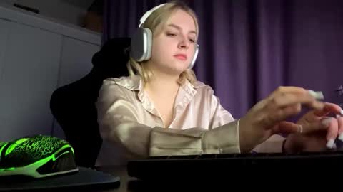 Snapshot of foxylure chatting on 10.25.25 Emma online show from 10.25.25