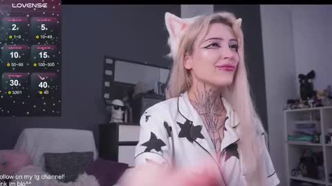 Snapshot of fraulein_mooon chatting on 09.24.25 Asya UwU online show from 09.24.25