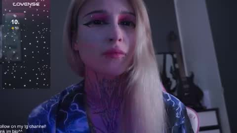 Snapshot of fraulein_mooon chatting on 11.18.25 Asya UwU online show from 11.18.25