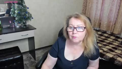 Snapshot of fraumartha chatting on 12.24.24 FrauMartha online show from 12.24.24