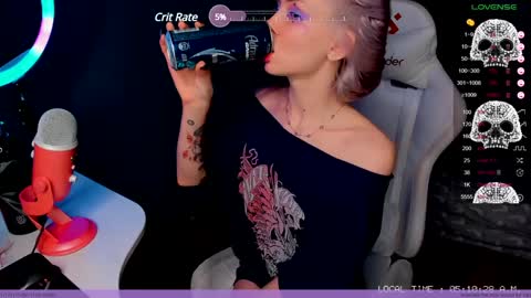 Snapshot of frida_fortune chatting on 12.24.24 Frida A boost to fortune for the one who gives a thumbs up and a bonus lucky for those who support me by joining the fanclub online show from 12.24.24