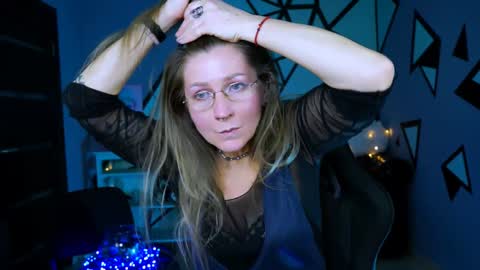 Snapshot of fridatander chatting on 12.25.24 Frida Tander online show from 12.25.24