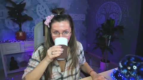 Snapshot of fridatander chatting on 12.27.24 Frida Tander online show from 12.27.24