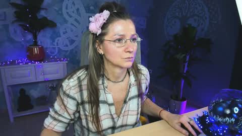 Snapshot of fridatander chatting on 12.27.24 Frida Tander online show from 12.27.24