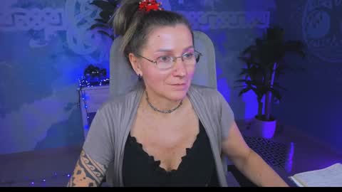 Snapshot of fridatander chatting on 12.29.24 Frida Tander online show from 12.29.24