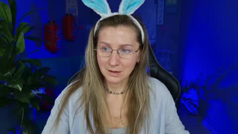 Snapshot of fridatander chatting on 12.30.24 Frida Tander online show from 12.30.24