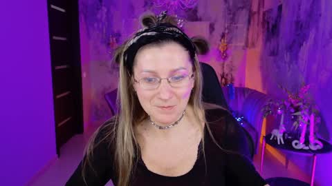 Snapshot of fridatander chatting on 01.01.25 Frida Tander online show from 01.01.25