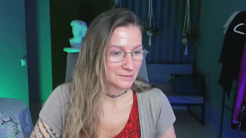 Snapshot of fridatander chatting on 01.07.25 Frida Tander online show from 01.07.25