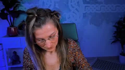 Snapshot of fridatander chatting on 01.30.25 Frida Tander online show from 01.30.25