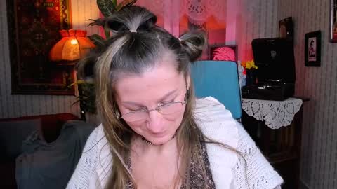 Snapshot of fridatander chatting on 01.31.25 Frida Tander online show from 01.31.25