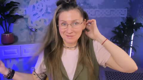 Snapshot of fridatander chatting on 02.07.25 Frida Tander online show from 02.07.25