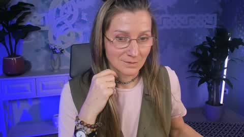 Snapshot of fridatander chatting on 02.07.25 Frida Tander online show from 02.07.25