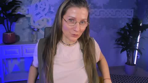 Snapshot of fridatander chatting on 02.07.25 Frida Tander online show from 02.07.25