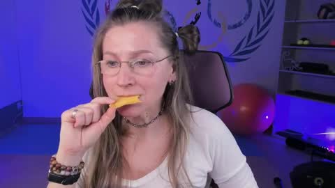 Snapshot of fridatander chatting on 02.10.25 Frida Tander online show from 02.10.25