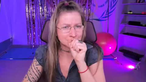 Snapshot of fridatander chatting on 02.20.25 Frida Tander online show from 02.20.25