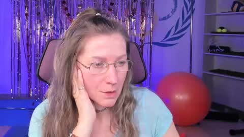 Snapshot of fridatander chatting on 02.24.25 Frida Tander online show from 02.24.25