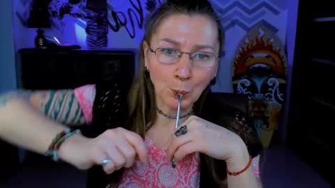 Snapshot of fridatander chatting on 02.28.25 Frida Tander online show from 02.28.25