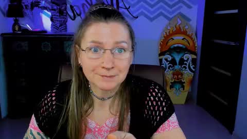 Snapshot of fridatander chatting on 02.28.25 Frida Tander online show from 02.28.25