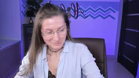 Snapshot of fridatander chatting on 03.10.25 Frida Tander online show from 03.10.25