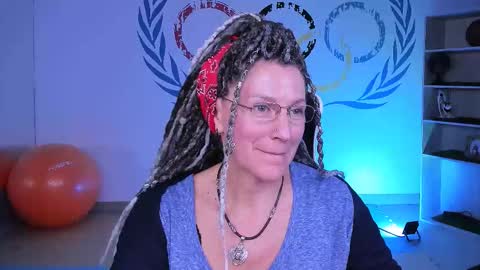 Snapshot of fridatander chatting on 09.29.25 Frida Tander online show from 09.29.25